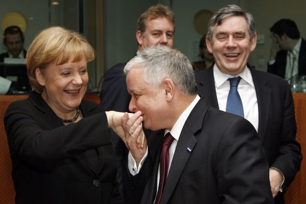 Kaczyński je mezi evropskými lídry jako ryba ve vodě. Kaczyński je mezi evropskými lídry jako ryba ve vodě.